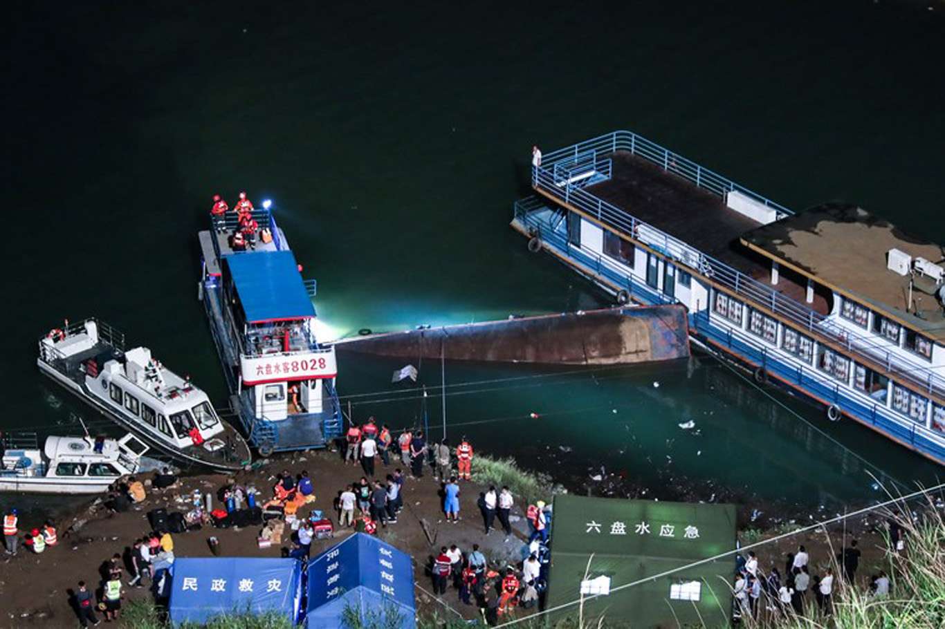 Çin'de yolcu gemisi alabora oldu: 9 ölü